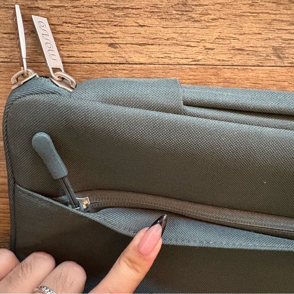 Incase Green Laptop Sleeve - Picture 2 of 12